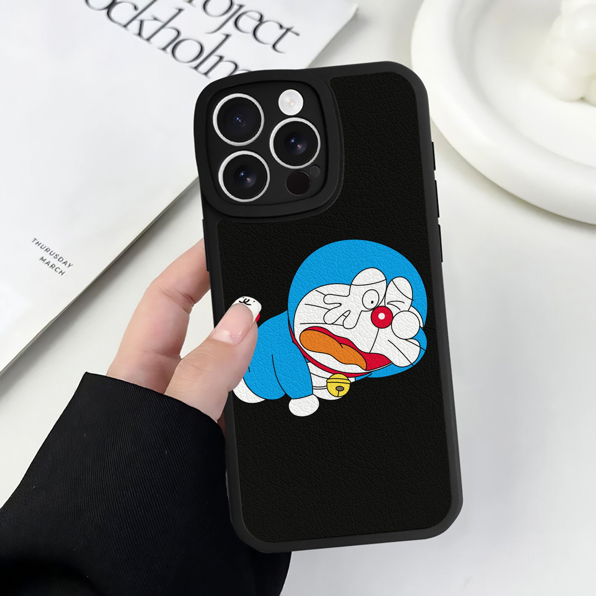 （画像用） ドラえもん Doraemon 【iPhone 16シリーズ対応】シリコンスマホケース（レザー調） 材質：シリコン